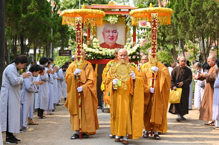 Giới tử cung thỉnh di ảnh Hòa thượng Thích Đắc Pháp về giới đàn chùa Phật Ngọc Xá Lợi