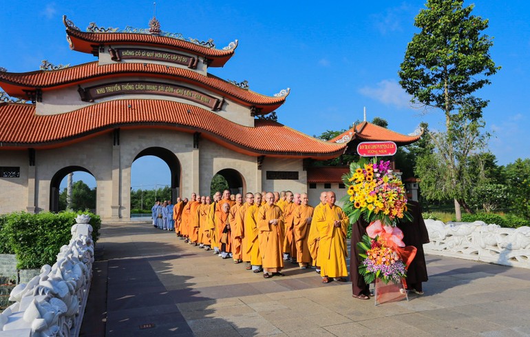 Đoàn dâng hoa tại Đền tưởng niệm Khu lịch sử truyền thống cách mạng Sài Gòn - Chợ Lớn - Gia Định