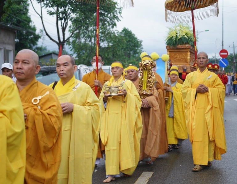 Môn đồ pháp quyến phụng tống kim quan Trưởng lão Hòa thượng Thích Giác Minh đến nơi trà-tỳ - Ảnh: Tường Huy