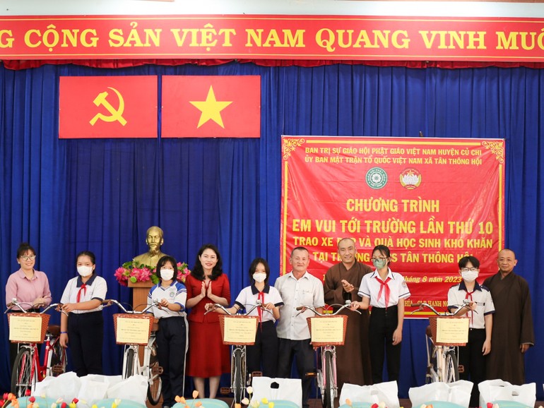 Trao tặng xe đạp đến các học sinh nghèo vượt khó học giỏi