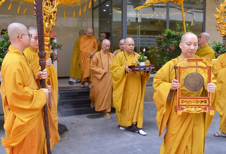 Cung đón Đức Pháp chủ GHPGVN, cùng chư tôn giáo phẩm Hội đồng Chứng minh, Hội đồng Trị sự quang lâm chứng minh buổi lễ