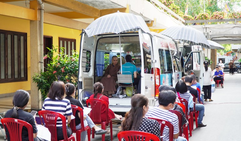 Chư Tăng và Phật tử hiến máu nhân đạo cứu người tại chùa Vĩnh Nghiêm