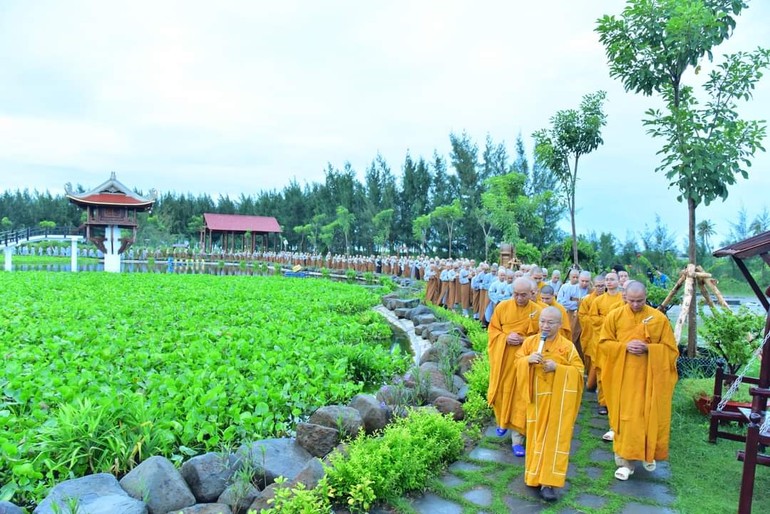 Chư Tăng hướng dẫn hành giả thiền hành buổi sáng tại chùa Quan Âm Đông Hải (TX.Vĩnh Châu, tỉnh Sóc Trăng)