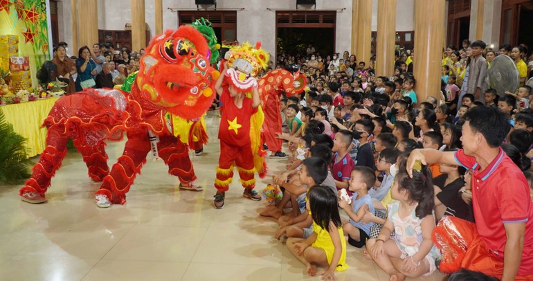 Các em nhỏ vui hội đêm trung thu tại chùa Hoằng Phúc