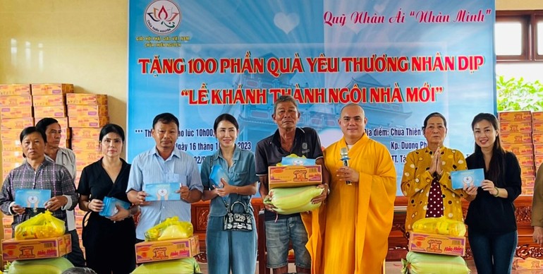 Chùa Thiên Nguyên tặng quà yêu thương đến bà con nghèo tại địa phương