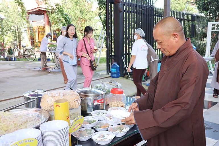 Thượng tọa Thích An Thường kiểm tra các khâu chuẩn bị cho ngày hội ẩm thực chay