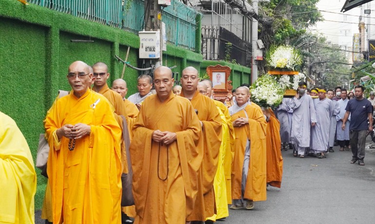 Chư tôn đức trong lễ di quan Sư cô Thích nữ Huệ Thanh đến nơi trà-tỳ 