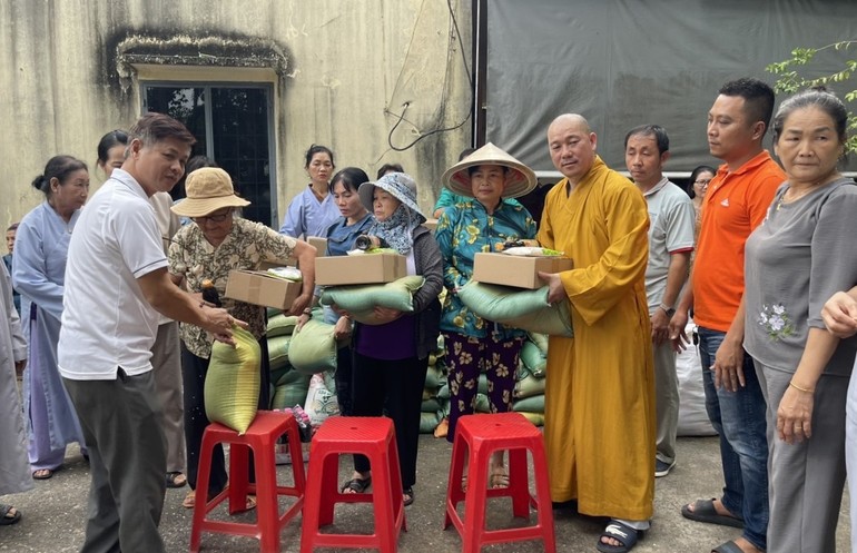 Bà con có hoàn cảnh khó khăn đến nhận quà tại chùa Vĩnh Đức (H.Long Thành, Đồng Nai)