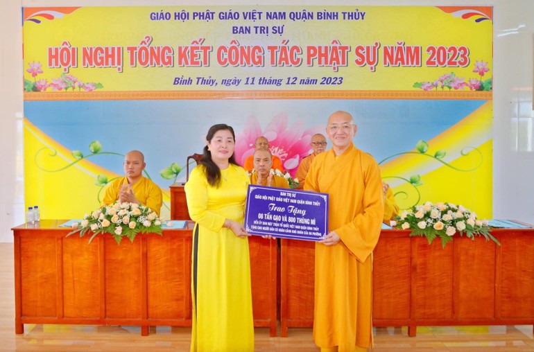 Thượng tọa Thích Bình Tâm, Trưởng ban Trị sự GHPGVN Q.Bình Thủy trao quà đến Ủy ban MTTQVN quận để hỗ trợ bà con nhân dân 