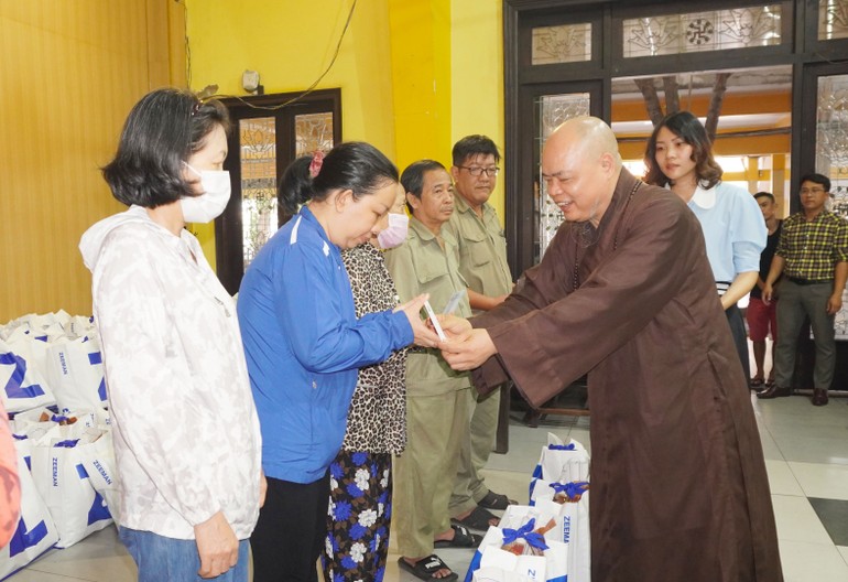 Chùa Vĩnh Nghiêm trao tặng quà Tết đến bà con khó khăn trên địa bàn Q.3