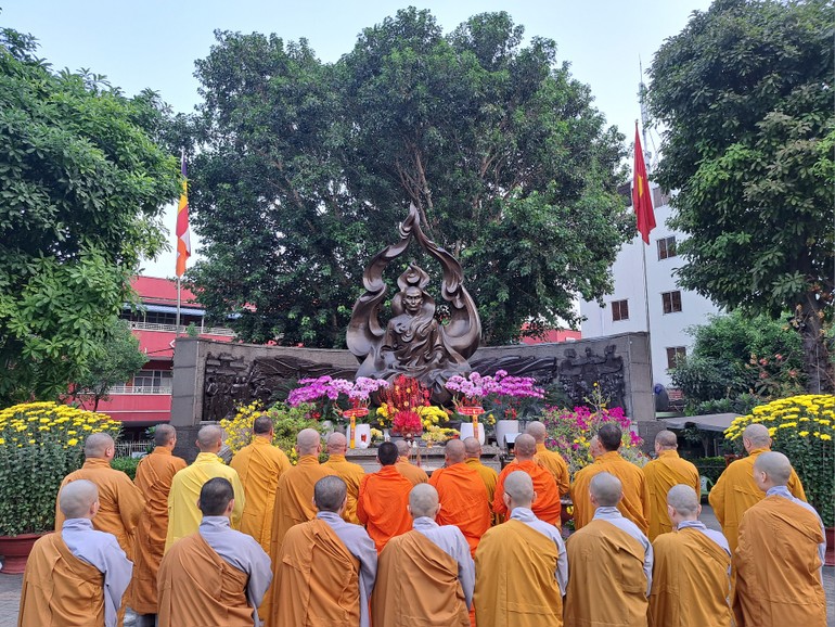  Chư tôn đức Tăng Ni Ban Trị sự GHPGVN Q.3 tưởng niệm tại Công viên Tượng đài Bồ-tát Thích Quảng Đức