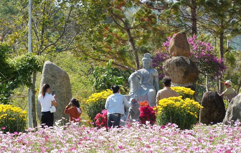 Bà con vùng Tây Nguyên đến chùa lễ Phật đầu năm