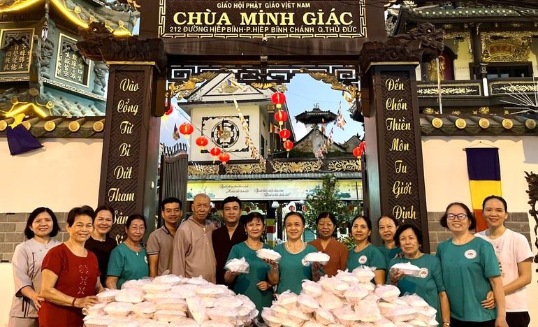 Chùa Minh Giác tặng suất chay gieo duyên đến mọi người nhân rằm tháng Giêng