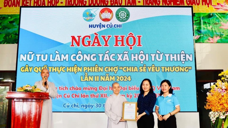 Ban Tổ chức trao thư cảm ơn đến chư Ni Phân ban Ni giới H.Củ Chi 