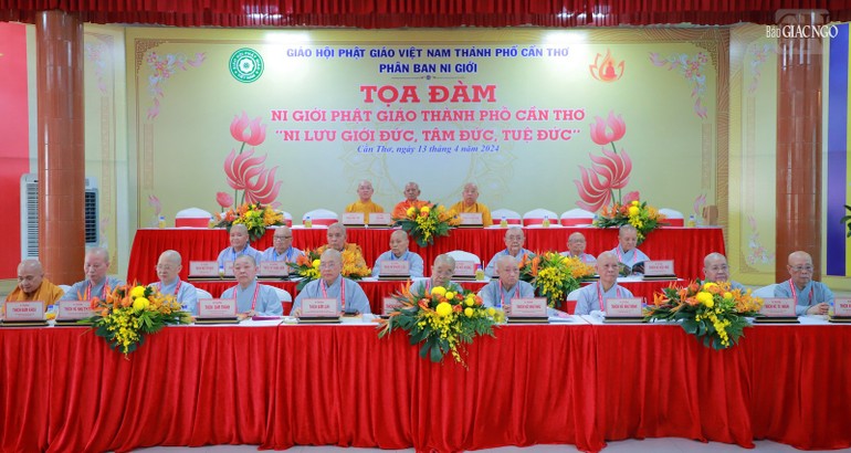 Chư tôn đức Tăng Ni chứng minh khai mạc Tọa đàm khoa học "Ni giới Phật giáo TP.Cần Thơ: Ni lưu giới đức, tâm đức, tuệ đức”