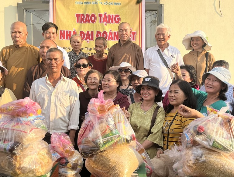 Chùa Minh Giác trao tặng tặng quà đến bà con dân tộc thiểu số tại H.Mang Yang, Gia Lai