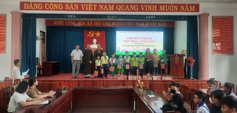 Hòa thượng Thích Giác Trí trao tặng các suất học bổng đến học sinh nghèo