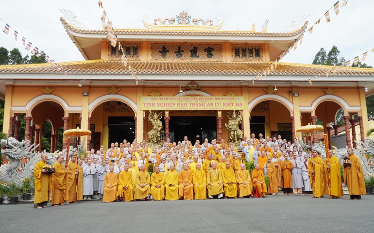 Đoàn Ban Hoằng pháp, Ban Kinh tế - Tài chính T.Ư thăm, cúng dường trường hạ tại tỉnh An Giang