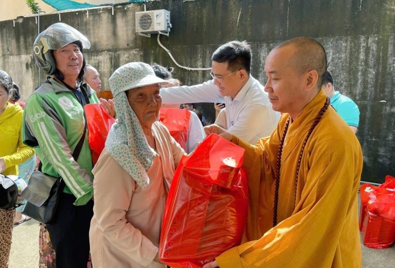 Thượng tọa Thích Đạo Phước, trụ trì chùa Thiền Giác, cùng đại diện chính quyền tặng quà Vu lan đến người dân khó khăn tại P.Phú Hữu