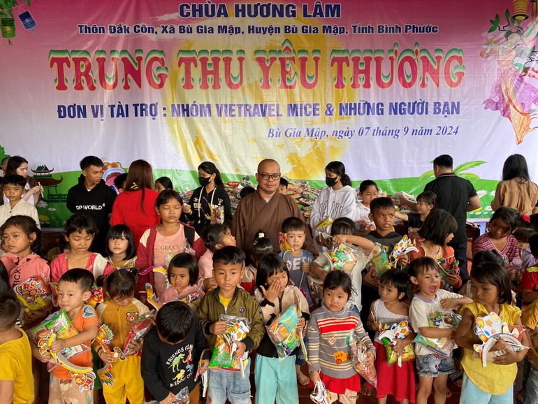 Chùa Hương Lâm tặng quà trung thu đến các em thiếu nhi