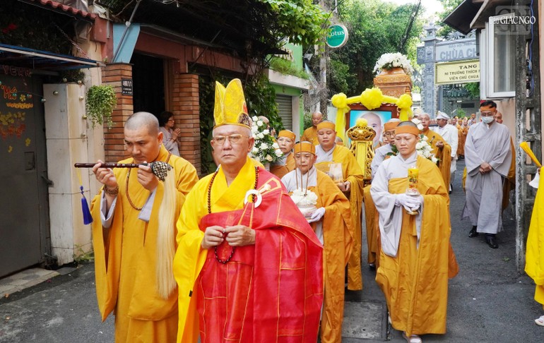 Lễ phụng tống kim quan Ni trưởng Thích nữ Lệ Phát đến nơi trà-tỳ, tại Đài hỏa táng Phước Lạc Viên (Bình Dương)