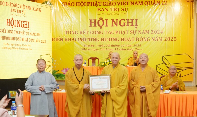 Thượng tọa Thích Quang Thạnh, Phó ban Trị sự kiêm Trưởng ban Giáo dục Phật giáo TP.HCM trao Bằng tuyên dương công đức của Ban Trị sự GHPGVN TP.HCM đến tập thể Ban Trị sự Phật giáo Q.12 hoàn thành tốt công tác Phật sự năm 2024