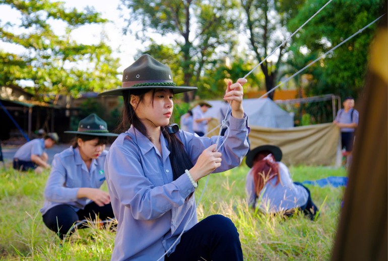 Đoàn sinh bậc Trung Thiện thi kỹ năng chuyên môn trong trại vượt bậc do Phân ban Gia đình Phật tử TP.HCM tổ chức - Ảnh: Bá Nam