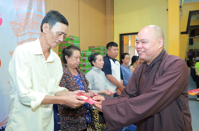 Thượng tọa Thích Thanh Phong, Trưởng ban Kinh tế - Tài chính T.Ư, trụ trì chùa Vĩnh Nghiêm trao quà Tết đến người dân khó khăn TP.HCM