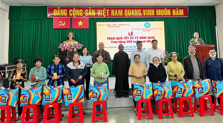 Thượng tọa Thích An Thường, Trưởng ban Trị sự GHPGVN H.Củ Chi cùng đại diện các đơn vị tặng quà Tết đến người khó khăn 