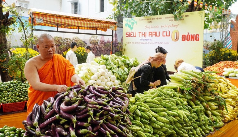 Siêu thị rau củ 0 đồng tại chùa Candaransi (Q.3, TP.HCM)