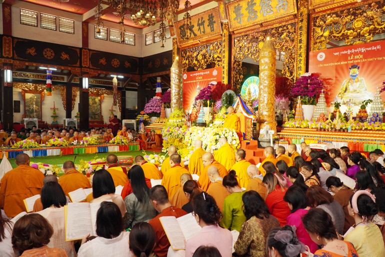 Pháp hội cầu nguyện hòa bình thế giới do ngài Sangay Dorji Rinpoche, cùng Tăng đoàn Phật giáo Bhutan chủ trì - Ảnh: N.Danh/BGN