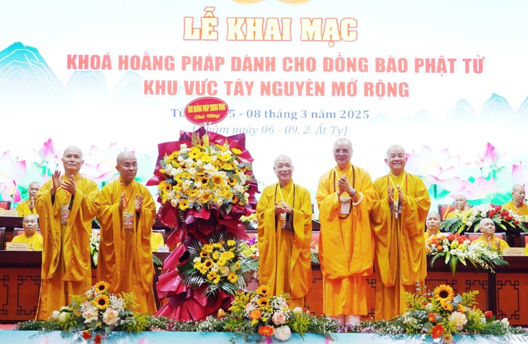 Khai mạc Khóa hoằng pháp dành cho đồng bào Phật tử khu vực Tây Nguyên và các tỉnh lân cận