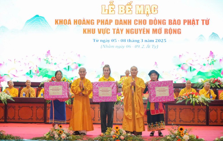 Ban Tổ chức trao quà đến các đơn vị tham gia khóa hoằng pháp