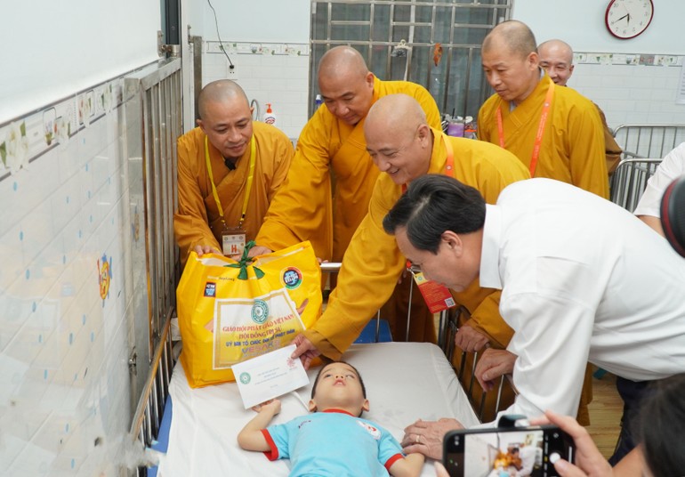 Hòa thượng Thích Huệ Thông, cùng chư tôn đức và ông Đào Ngọc Dung, Bộ trưởng Bộ Dân tộc và Tôn giáo thăm hỏi, tặng quà đến các em khuyết tật