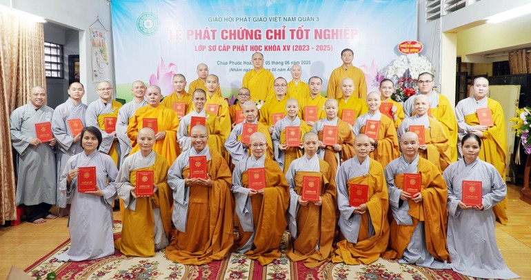 Trao chứng chỉ tốt nghiệp khóa 15 - Lớp Sơ cấp Phật học Q.3 