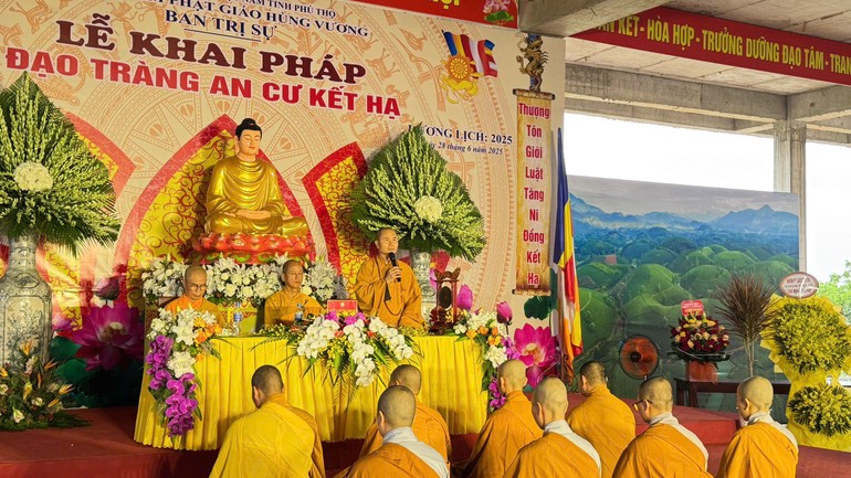 Thượng toạ Thích Minh Thuận sách tấn đến hành giả Tăng Ni