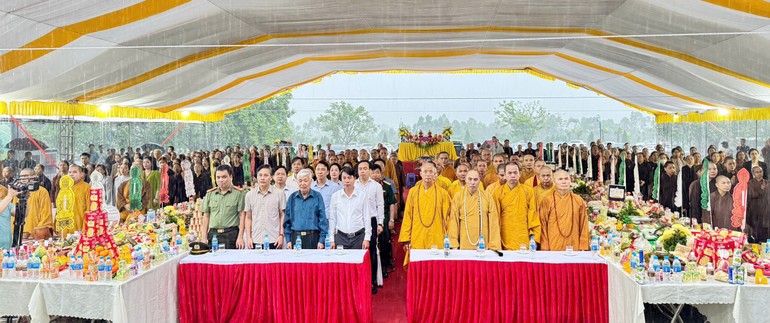 Chư tôn đức Ban Trị sự GHPGVN tỉnh Phú Thọ, cùng lãnh đạo tỉnh tưởng niệm tri ân anh hùng liệt sĩ - Ảnh: Hiếu Thuận