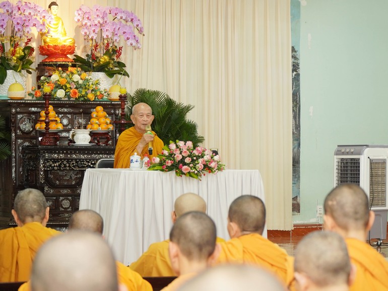 Trưởng lão Hòa thượng Thích Giác Giới sách tấn chư hành giả an cư tại tịnh xá Ngọc Phương