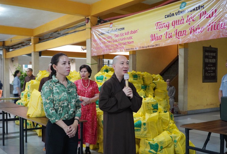 Thượng tọa Thích Nguyên Các, phó trụ trì chùa Vĩnh Nghiêm thăm hỏi bà con trước khi tặng quà
