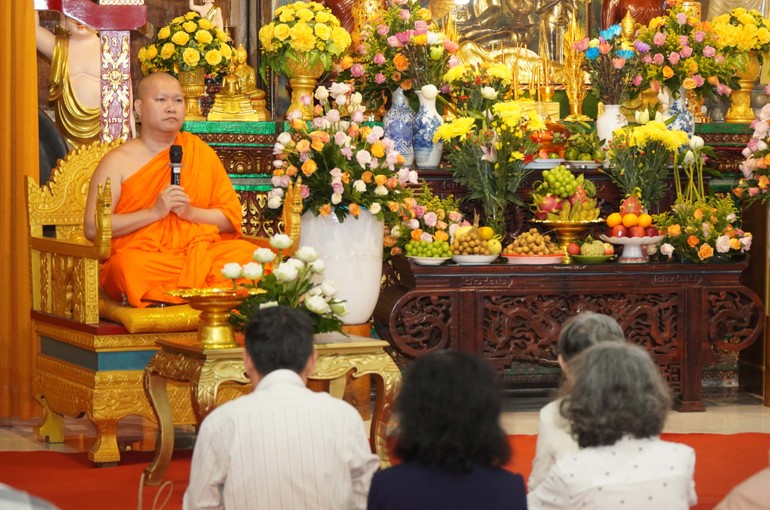 Phật tử về chùa Candaransi dự lễ Sene Đôn-ta và nghe pháp