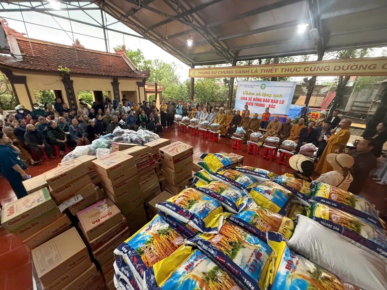 Ban Trị sự GHPGVN tỉnh, Ban Từ thiện xã hội Phật giáo tỉnh Lâm Đồng trao tặng 1.300 phần quà đến bà con vùng bão lũ