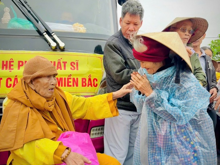 Ni trưởng Chiêu Liên, Giáo phẩm Chứng minh Ni giới Hệ phái Khất sĩ thăm hỏi và tặng quà đến bà con