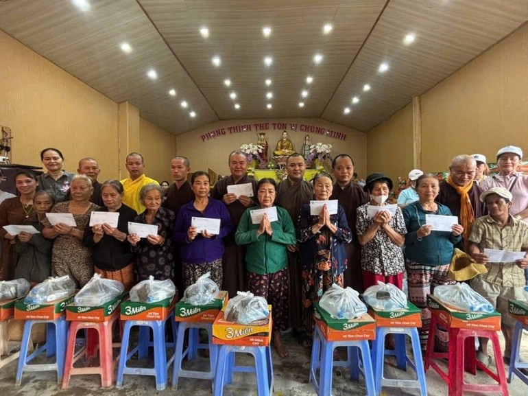 Ban Hướng dẫn Phật tử GHPGVN TP.Đà Nẵng tặng quà đến bà con tại xã Thượng Đức