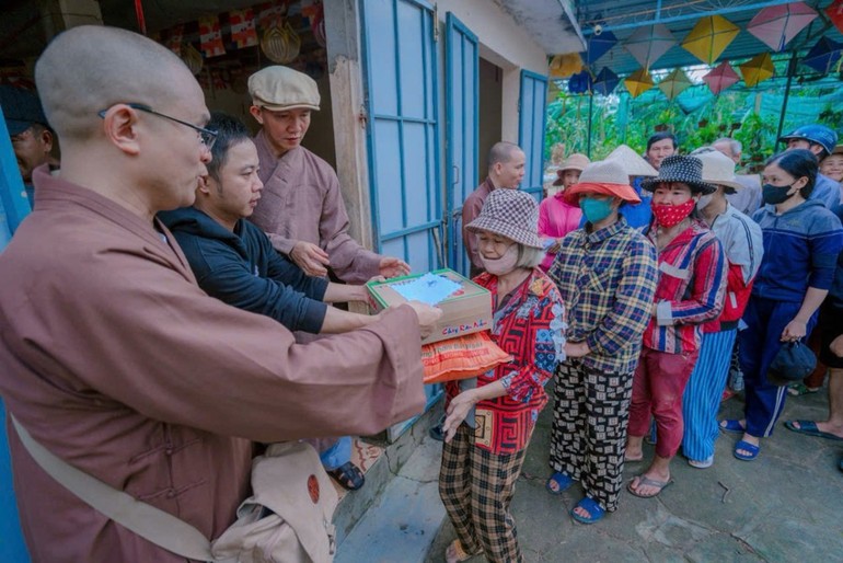 Chư tôn đức Ban Trị sự GHPGVN tỉnh Đắk Lắk tặng quà đến bà con tại hai xã Tuy An Bắc và Tuy An Đông