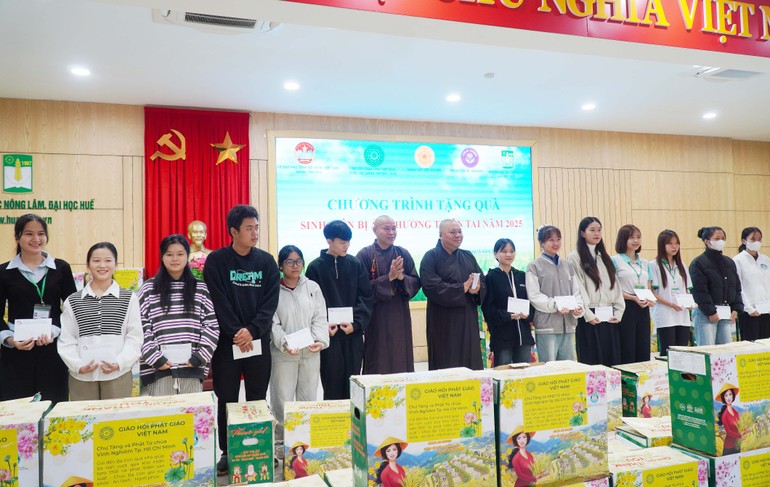 Ngày đầu tiên trong chuyến hành trình chia sẻ yêu thương, đoàn đã trao 600 phần quà đến bà con và các em sinh viên tại cố đô Huế