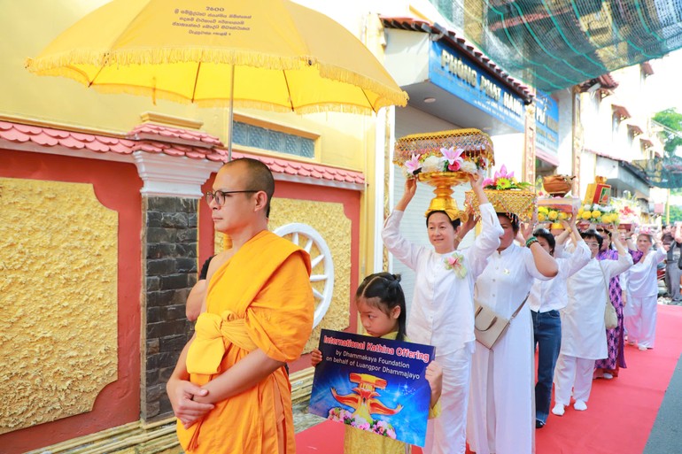 Nhiễu Phật ba vòng quanh chánh điện chùa Phổ Minh trong Lễ dâng y Kathina