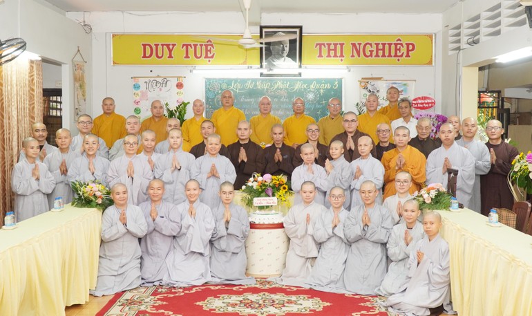 Tăng Ni sinh Lớp sơ cấp Phật học Q.3 (cũ) tri ân giáo thọ sư nhân ngày Nhà giáo 20-11