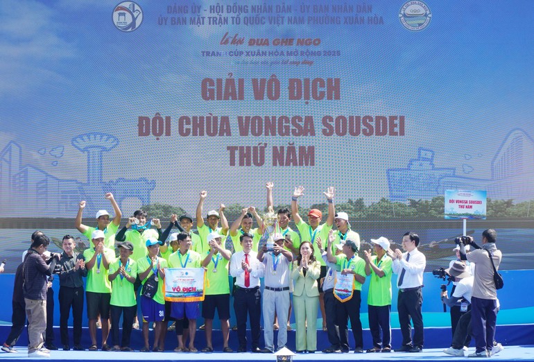 Ban Tổ chức trao cúp vô địch đến đội Vongsa Sousdei Thứ Năm (An Giang) 