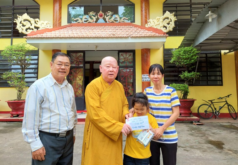 Thượng tọa Thích Duy Trấn trao học bổng, quà Tết cho hai mẹ con chị Ngọc 