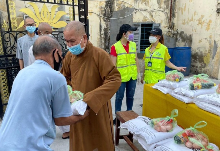 Hòa thượng Thích Thiện Ngộ tặng quà đến người dân có hoàn cảnh khó khăn trên địa bàn